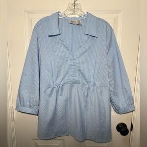 duo Maternity v-neck top. 3/4 sleeves. Size XL. Light blue. Stretch fabric.